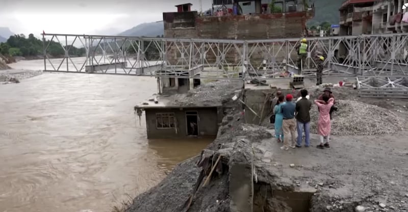 སྐྱིད་གྲོང་འགག་སྒོ་ཡོད་སར་ཚོང་ཁང་དང་ཟ་ཁང་བཅུ་གྲངས་ཡོད་པ་ཚང་མ་འདམ་རྡོ་ཆུ་རུད་ཀྱིས་མེད་པ་བཟོས་འདུག