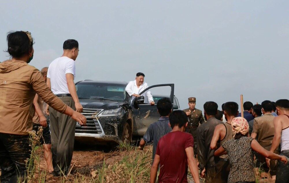 김정은 북한 국무위원장이 황해북도 은파군 대청리 수해현장에 직접 방문해 주민들에게 웃으며 다가가고 있다.