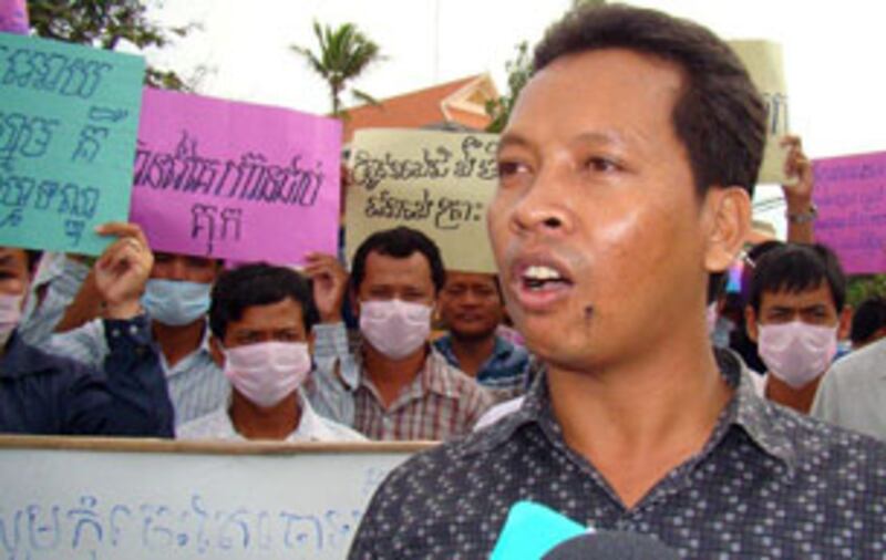 ប្រធាន​សមាគម​រួម​គ្នា​ដើម្បី​អភិវឌ្ឍន៍​កម្ពុជា លោក ឯ សិភាស់ ដឹកនាំ​បាតុកម្ម​នៅ​ថ្ងៃ​ទី​១០ ខែ​កញ្ញា ទាមទារ​ឲ្យ​បន្ត​ឃុំ​អ្នកស្រី យ៉ោម បុប្ផា។