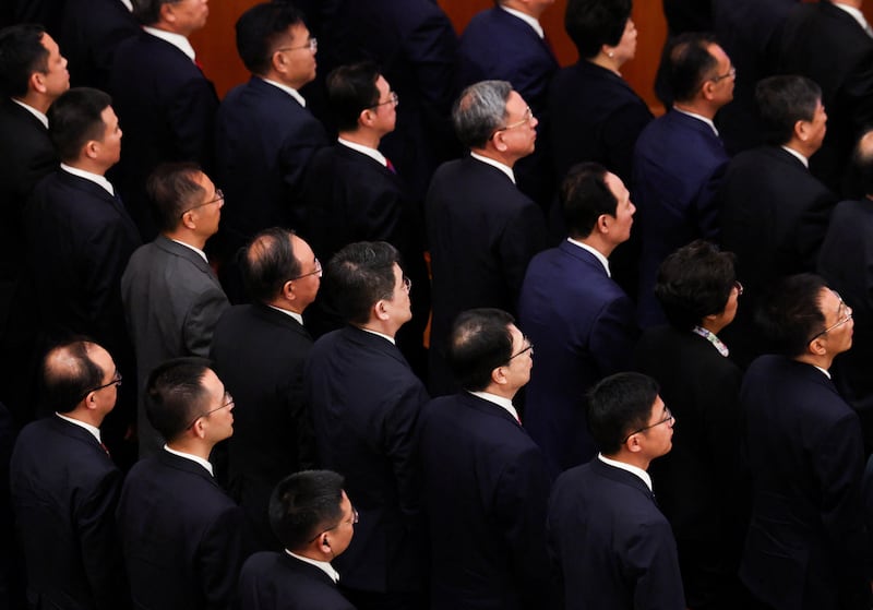 中共党员代表参加建党105周年纪念大会，聆听国际歌。