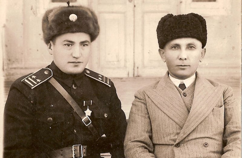 زۇنۇن تېيىپوف (سولدا) مەشۇر روزىيەف.
