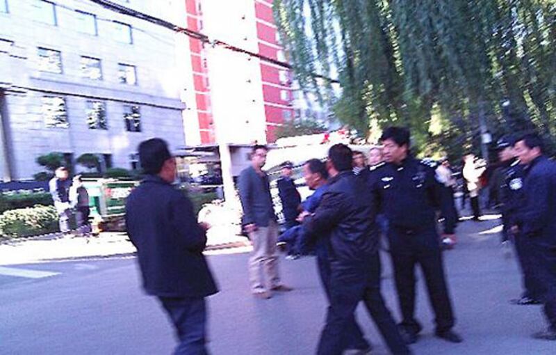 10月15日,冀中星的父親曾一度被法院外的警員強行送走免再接受媒體採訪,但遭到冀父拒絶,最於可以自行離開。(相片源自六四天網)