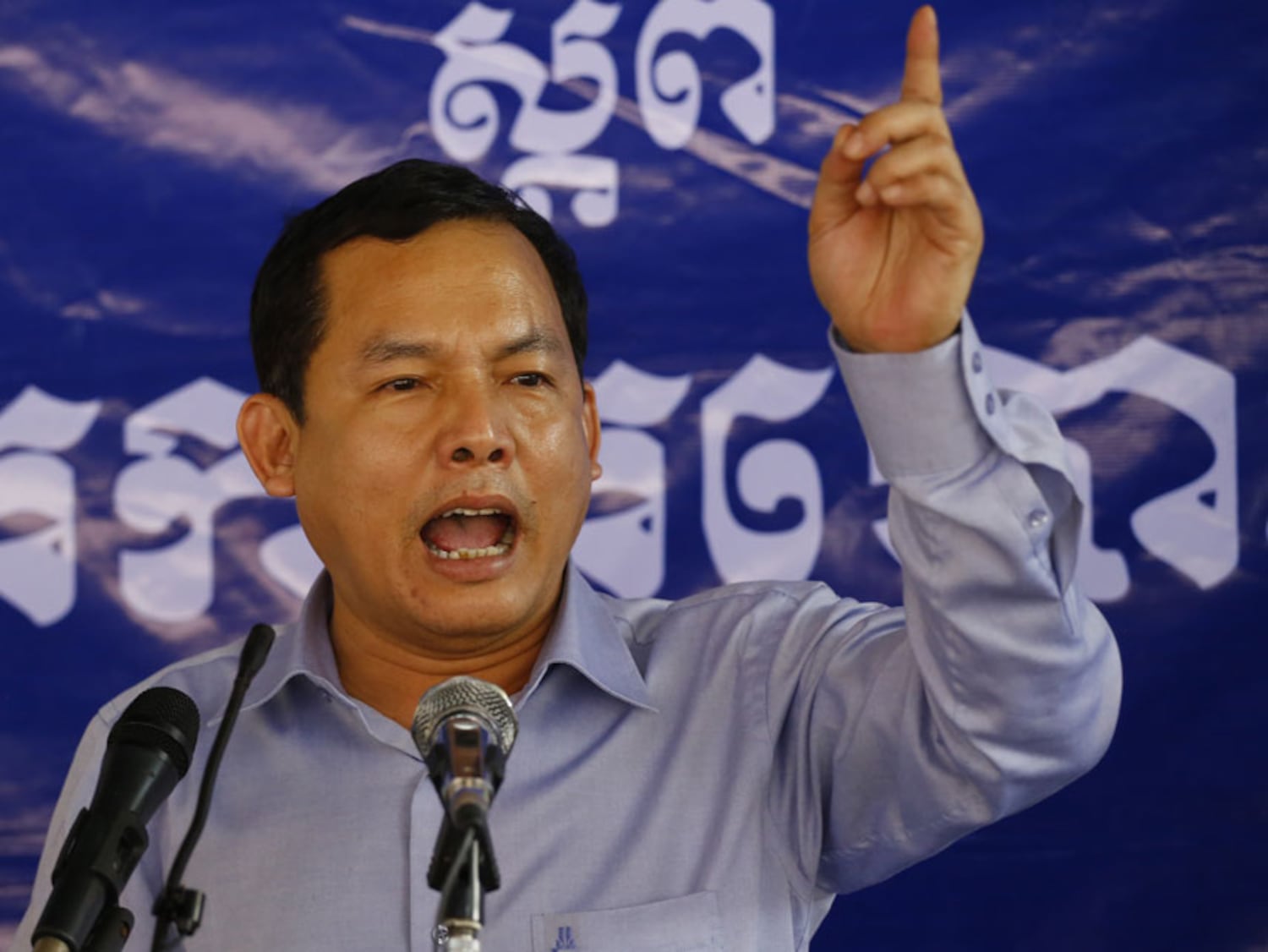 មន្ត្រី​ជាន់ខ្ពស់​គណបក្ស​សង្គ្រោះជាតិ លោក អេង ឆៃអ៊ាង ថ្លែង​នា​ទីស្នាក់ការ​កណ្ដាល គណបក្ស សង្កាត់​ចាក់​អង្រែលើ រាជធានី​ភ្នំពេញ នៅ​ថ្ងៃ​ទី​១៦ ខែ​កញ្ញា ឆ្នាំ​២០១៦។ RFA/Cheu Sideth