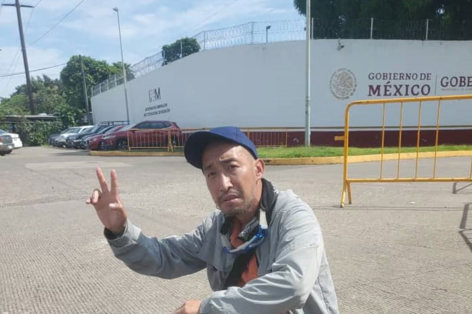 异议人士梁颂基在墨西哥过境时被官员没收护照和财物。
