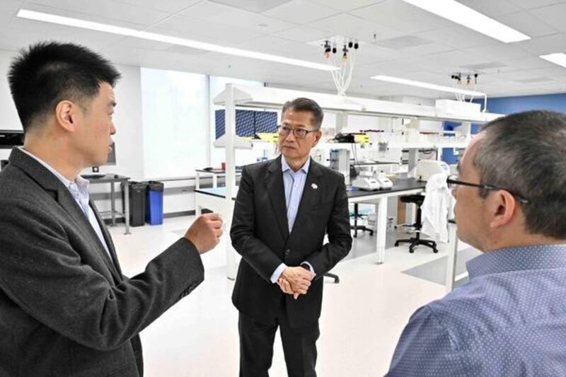 陳茂波到訪一家在矽谷的生物科技初創企業，以及一家支付和金融科技的國際企業。（政府新聞網相片）