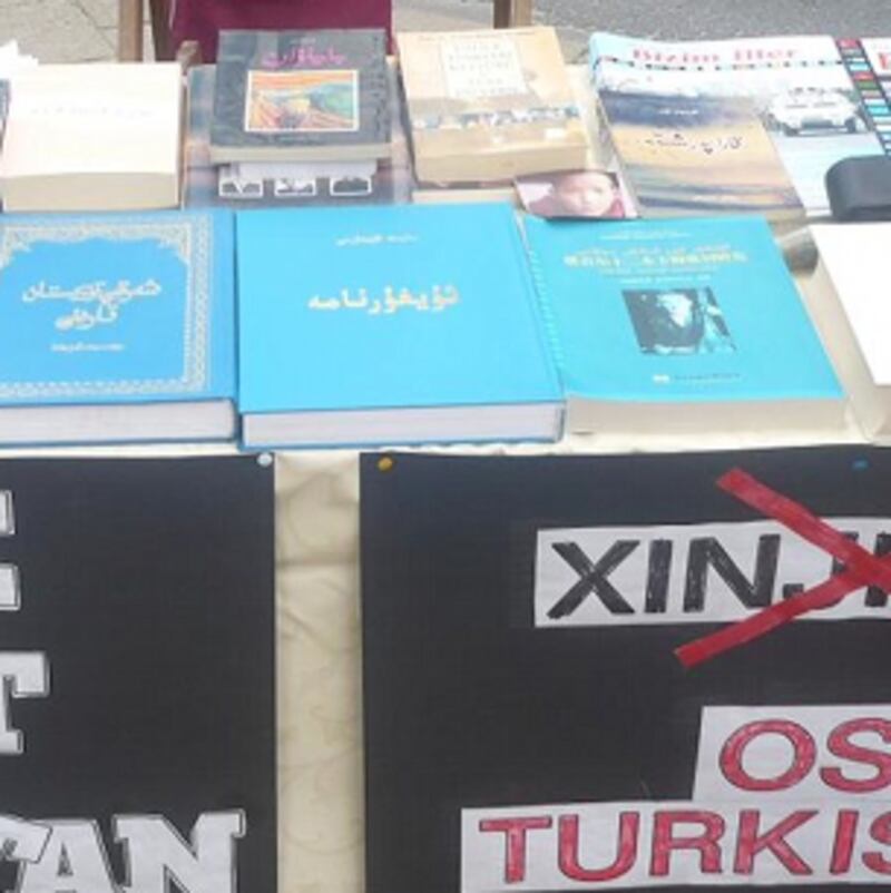 فرانكفۇرت خەلقارالىق كىتاپ كۆرگەزمىسىدىگە قويۇلغان بىر قىسىم كىتابلار