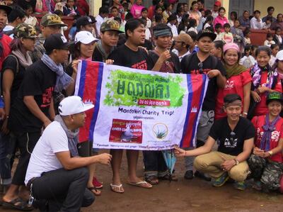 ក្រុម​យុវជន​នគររាជ​ដែល​ទៅ​ចែក​សម្ភារៈ​សិក្សា​ជូន​សិស្ស​ក្រីក្រ​នៅ​សាលា​បឋម​សិក្សា​ពូតាំង និង​សហគមន៍​ជនជាតិ​ដើម​ភាគ​តិច​ព្នង សង្កាត់​រមនា ក្រុង​សែនមនោរម្យ ខេត្ត​មណ្ឌលគិរី កាល​ពី​ថ្ងៃ​ទី​២៦ ខែ​មិថុនា ឆ្នាំ​២០១៦។ RFA/Ratha Visal