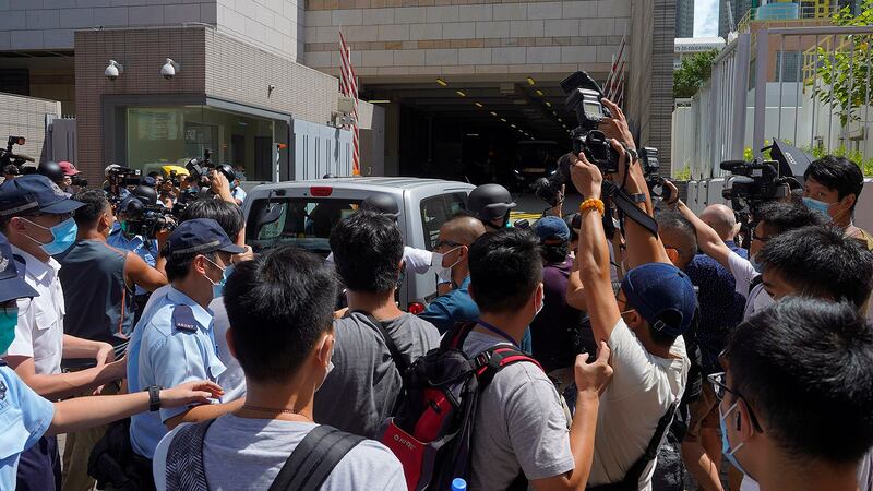 2020年7月6日,香港居民Tong Ying-kit 成为香港国安法通过以来第一个被控告的香港人。他被控骑着插有“光复香港 时代革命”标志的摩托车撞向警察。图为记者在拍照。(美联社)