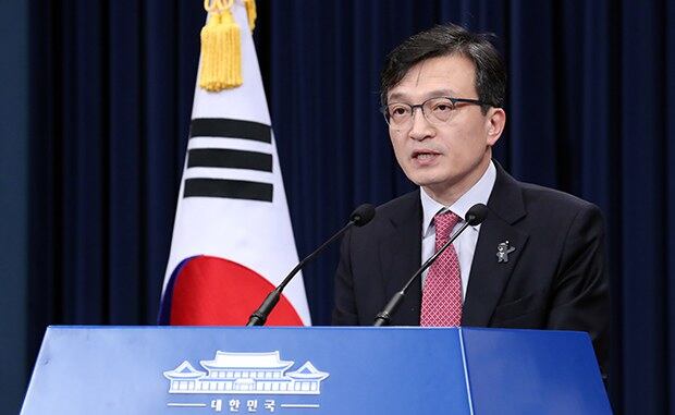청와대 김의겸 대변인이 9일 오후 춘추관 대브리핑실에서 브리핑을 통해 "문재인 대통령은 다음 달 말로 예정된 남북정상회담을 성공적으로 이끌기 위한 '정상회담 준비위원회'를 설치할 것을 지시했다"고 밝히고 있다. 