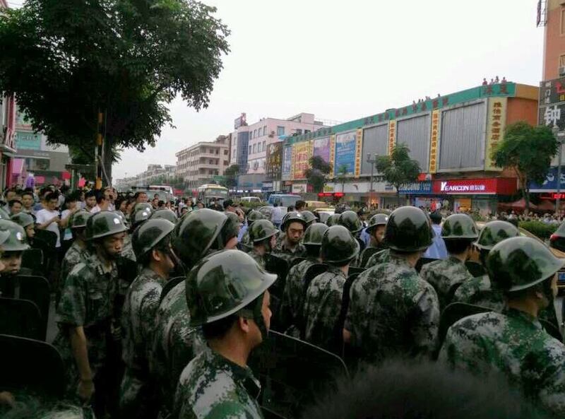 རྒྱ་ནག་ཀོང་ཏུང་ཞིང་ཆེན་ཏོན་ཀོན་གྲོང་ཁྱེར་ནང་ལྷམ་བཟོ་བ་སྟོང་ཕྲག་མང་པོས་ཐོབ་ཐང་ཆེད་མུ་མཐུད་ངོ་རྒོལ་བྱེད་བཞིན་པ