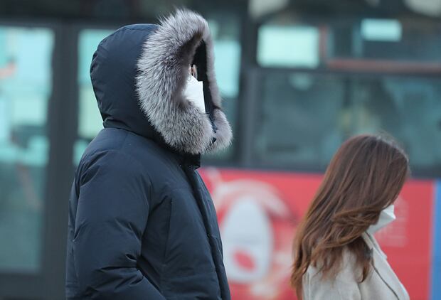 서울 광화문 네거리에서 직장인들이 두꺼운 방한복을 입고 출근하고 있다.