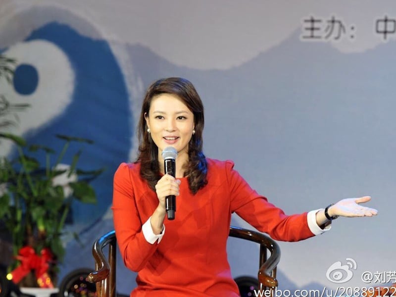 央视女主持刘芳菲。(微博图片)