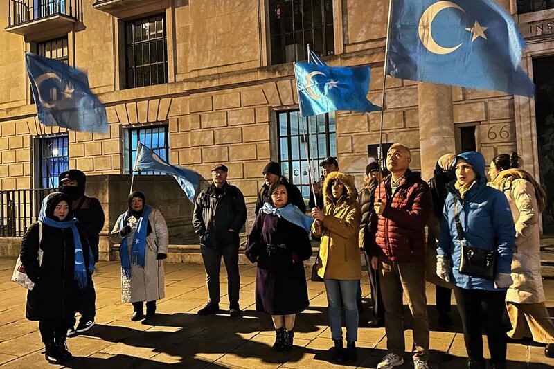 «دۇنيا ئۇيغۇر قۇرۇلتىيى» ئەنگلىيە ئىشخانىسى، ئەنگلىيەدىكى «ئۇيغۇر قىرغىنچىلىقىنى توختىتىش ھەرىكىتى» ، «ئۇيغۇرلارنى قوللاش ھەرىكىتى» ۋە ئەنگلىيەدىكى ئۇيغۇر جامائىتى بىرلىكتە ئېلىپ بارغان ئۈرۈمچى ئوت ئاپىتى پاجىئەسىگە بىر يىل بولغانلىقىنى خاتىرىلەش نامايىشىدىن بىر كۆرۈنۈش، 2023-يىلى 24-نويابىر، لوندون
