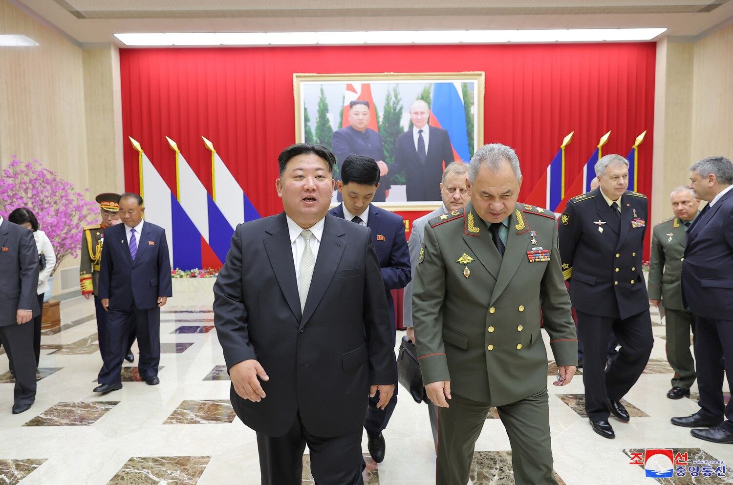 북한 김정은 국무위원장이 지난 27일 '전승절'(6ㆍ25전쟁 정전협정기념일) 70주년 행사 참석차 방북한 러시아 세르게이 쇼이구 국방장관과 군사대표단을 위해 연회를 마련했다고 조선중앙통신이 28일 보도했다.