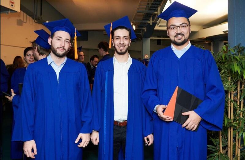گوللاندىيە دىلفىت تېخنولوگىيە ئۇنىۋېرسىتېتىنىڭ ئاۋىئاتسىيە كەسپىدە دوكتورلۇق ئوقۇشىنى داۋاملاشتۇرۇۋاتقان فىرقەت يۇنۇس(ئوڭدا) ساۋاقداشلىرى بىلەن.
