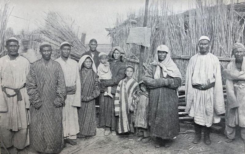 ئابدال كەنتىدىكى ئاھالىلەر، مەنبە: ( Sven Hedin « ئوتتۇرا ئاسىيا سەپىرىدىكى ئىلمىي تەتقىقات نەتىجىلىرى، 1899-1902»)