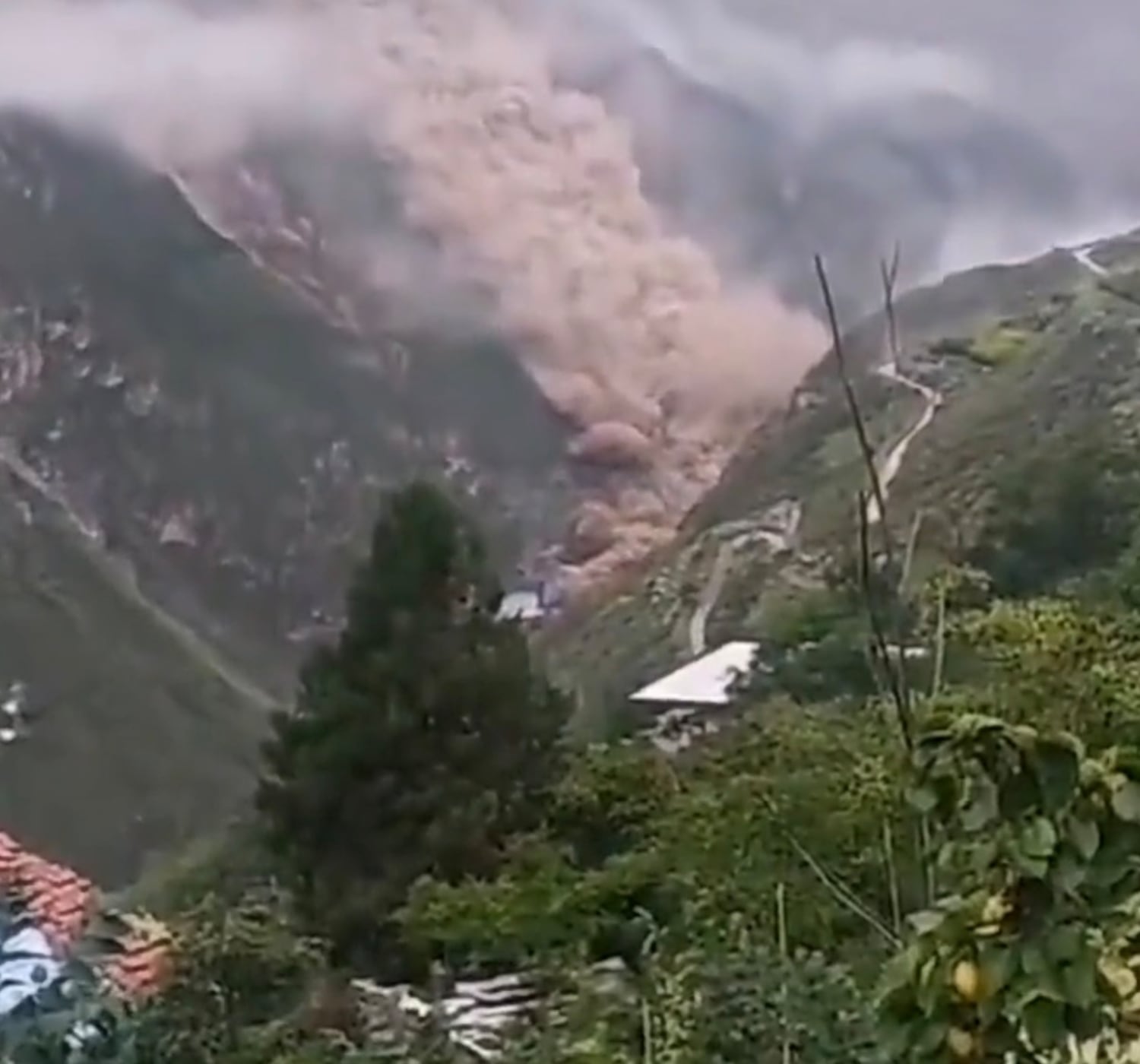 རྔ་བ་མའོ་རྫོང་དུ་རི་ཉིལ་ནས་གཞུང་ལམ་དང་ཆུ་ལམ་འགག་པ།