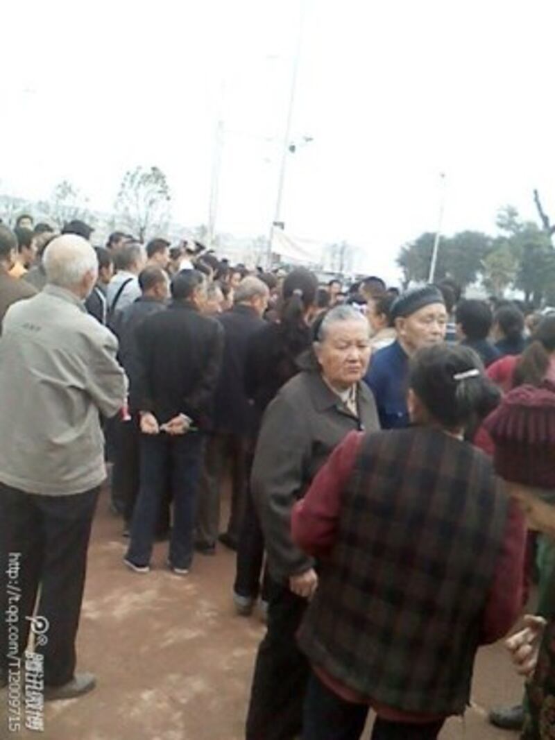 图片：宜宾市部分移民因安置问题举行抗议。（中国茉莉花革命网）