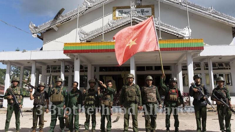 ရှမ်းပြည်နယ်မြောက်ပိုင်း လားရှိုးမြို့ မြို့တော်ခန်းမရှေ့တွင် ကိုးကန့်တပ်မတော် (MNDAA) တပ်ဖွဲ့ဝင်များအား ၂၀၂၄ ခုနှစ် ဇူလိုင်လ ၂၅ ရက်နေ့က တွေ့ရစဉ်။ (3 Brotherhood Alliance Photo)