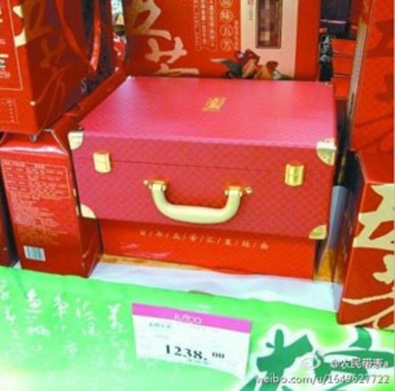 图片：有些粽子的包装非常豪华。（新浪微博）