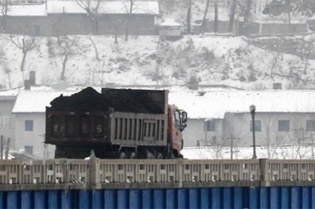 중국과 북한이 인접한 두만강에서 투먼 통상구를 떠난 석탄을 실은 화물차가 북한 남양시를 향하고 있다.