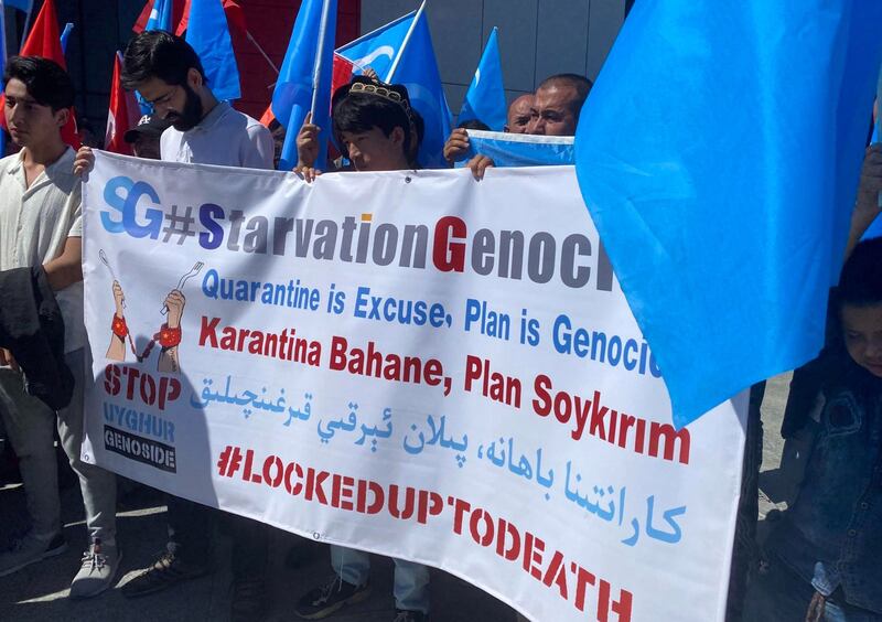 ئەنقەرەدە تۇرۇشلۇق بىناسىنىڭ ئالدىدا مۇخبىرلارغا بايانات بېرىش پائالىيىتىدە كۆتۈرۈلگەن لوزۇنكا. 2022-يىلى 14-سېنتەبىر، ئەنقەرە، تۈركىيە.