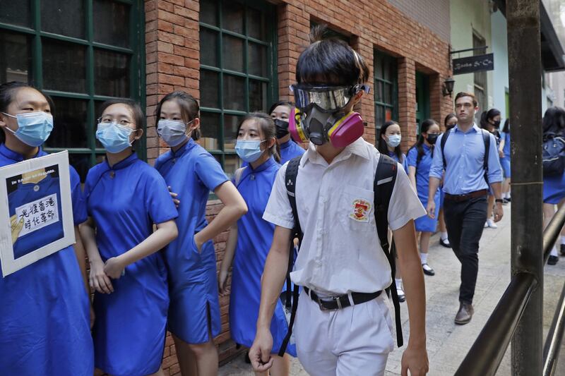 2019年9月9日，香港抗议者手拉手组成人墙。（美联社）