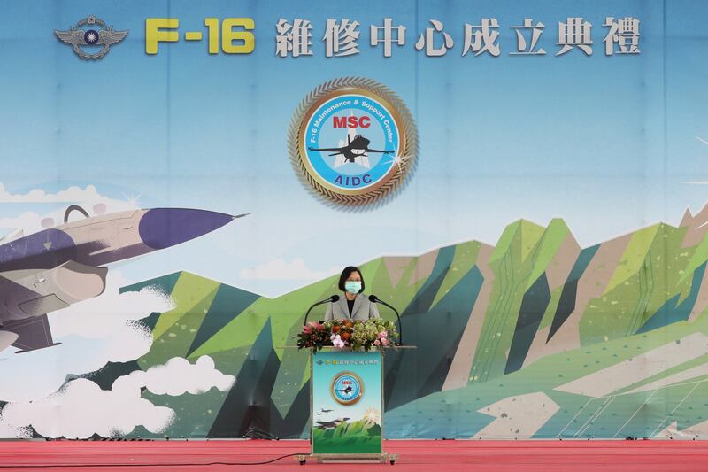台湾F-16维修中心揭牌，蔡英文强调，国防自主，确保空优战力。（路透社）