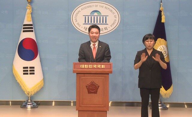 북한 꽃제비 출신인 지성호 ‘국민의 힘’ 의원은 자신 또한 북한 인권 침해의 피해 당사자라며 북한인권박물관의 조속한 설립이 필요하다고 밝혔다.