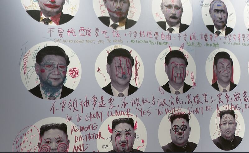 現場設有「獨裁者塗鴉牆」,有人寫上四通橋示威標語。(李宗瀚 攝)