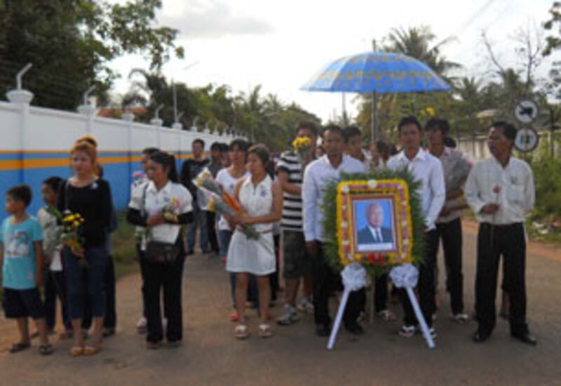 កម្មករ​កម្មការិនី​រោងចក្រ​អ៊ឹមវ៉េ ត្រៀម​ដង្ហែ​ព្រះ​ឆាយាល័ក្ខណ៍ ព្រះ​មហា​វីរក្សត្រ ទៅ​វិមាន​ឯករាជ្យ ដើម្បី​ធ្វើ​ពិធី​បង្សុកូល​ថ្វាយ​ព្រះ​មហា​វីរក្សត្រ នៅ​ខេត្ត​កំពង់ឆ្នាំង កាល​ពី​ថ្ងៃ​ទី២៣ ខែ​តុលា ឆ្នាំ​២០១២។