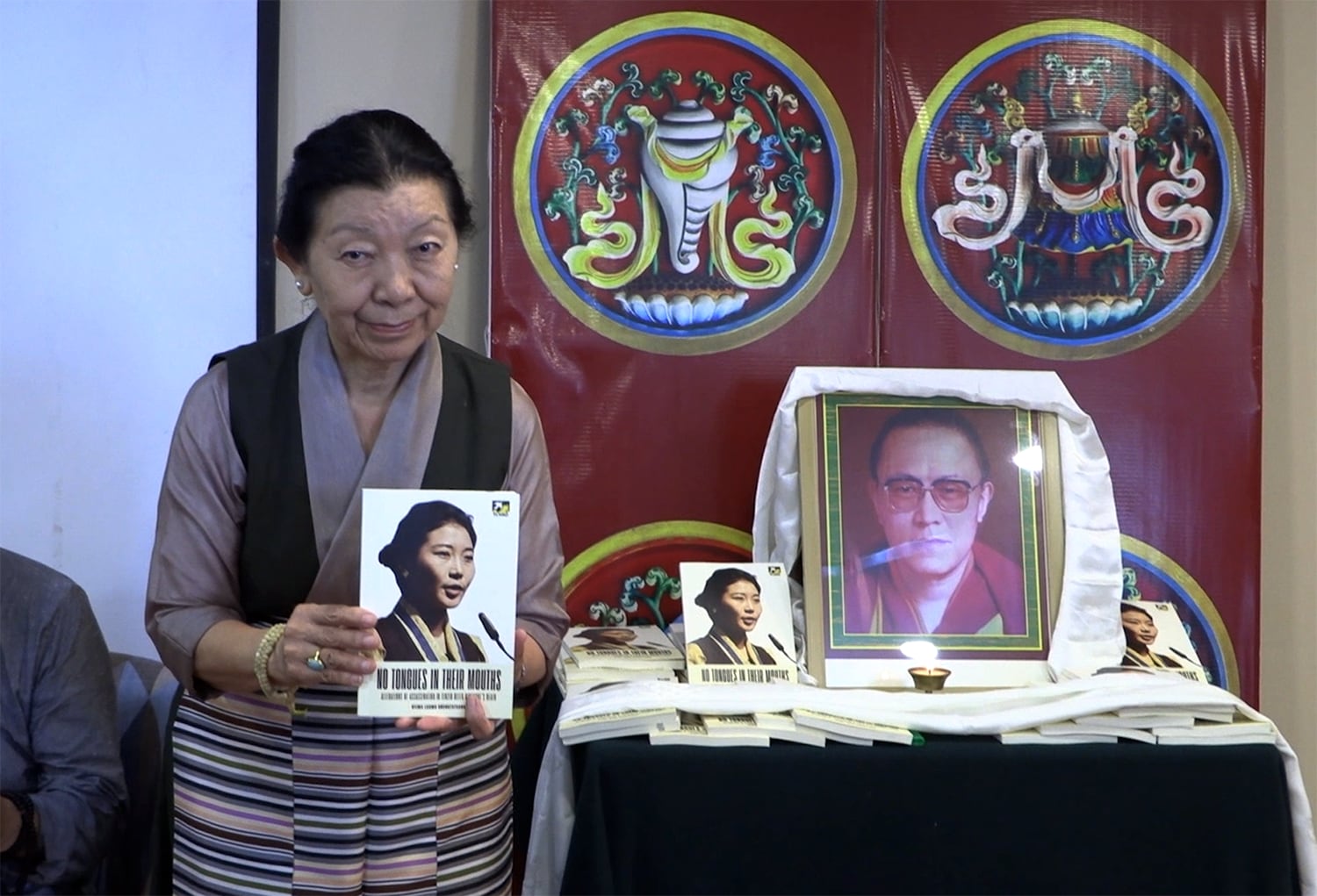 སྤྲུལ་སྐུ་བསྟན་འཛིན་བདེ་ལེཊ་རིན་པོ་ཆེའི་སྐོར་ཕྱག་དེབ་ཅིག་དབྱིན་ཡིག་ནང་འདོན་སྤེལ་གནང་།