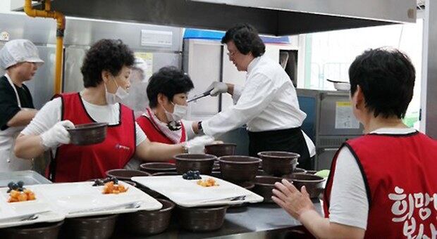 사단법인 한국음식민간외교증진협회(회장 이장우) 소속회원들이 장도리곰탕의 후원으로 용인시 기흥장애인복지관에서 장애우와 가족들에게 사랑의 곰탕 나누기 행사를 하고 있다.