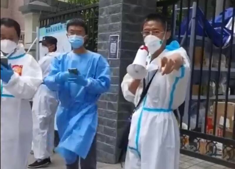 上海市徐匯區東安二村居委會人員指居民購買水果違反《防疫法》。（網上圖片）
