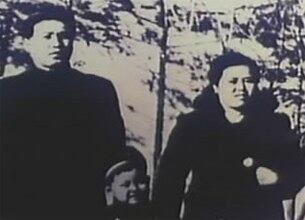 김정일 유년시절 아버지 김일성 주석, 생모 김정숙과 함께 찍은 사진.