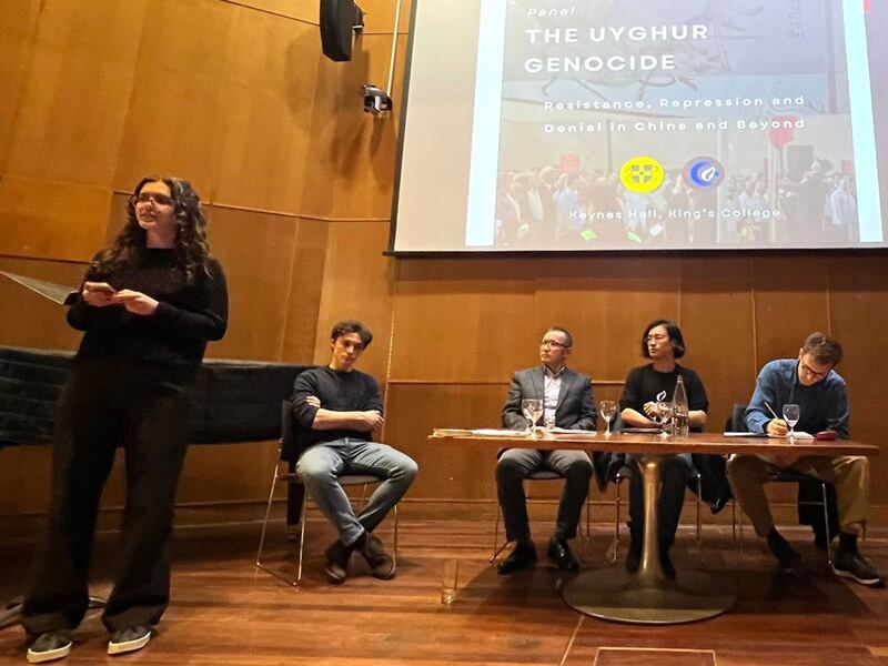 كامبىرىج ئۇنىۋېرسىتېتىدا «ئۇيغۇر ئىرقىي قىرغىنچىلىقى ۋە ئىرقىي قىرغىنچىلىقىنىڭ خىتايدا ئىنكار قىلىنىشى» نامىدا ئېچىلغان يىغىن كۆرۈنۈشى. 2024-يىلى 4-مارت، لوندون