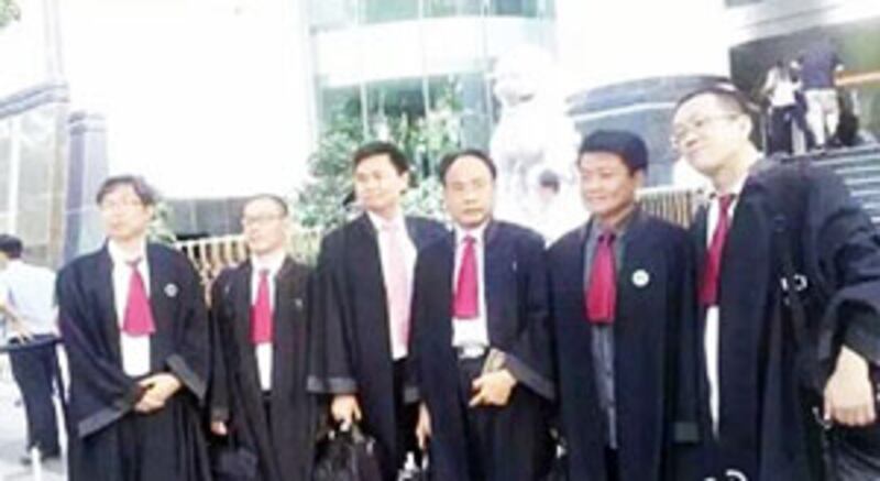6名代表律師穿上律師袍入法院開庭。 (照片來自維權人士)