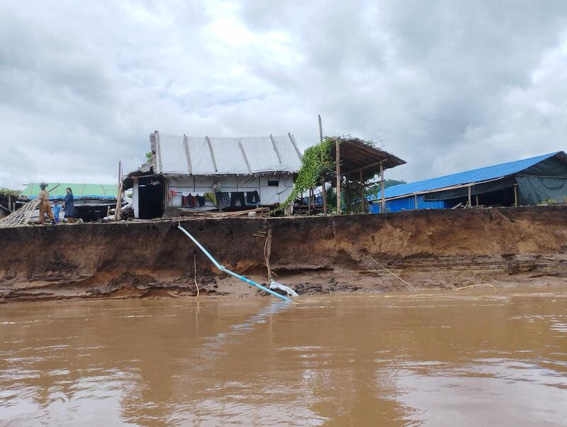 ၂၀၂၄ ခုနှစ် စက်တင်ဘာလ ၁၀ ရက်နေ့တွင် သောင်ရင်းမြစ်ရေ မြင့်တက်လာကြောင့် မြစ်ဘေးရှိ ပလောတပို့ စစ်ဘေးဒုက္ခသည်စခန်းမှာ ရေဘေးကြုံနေရစဉ်။ (Citizen Photo)