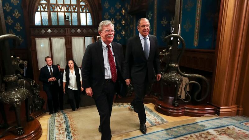 俄罗斯外交部长拉夫罗夫(Sergey Lavrov,图右)去年10月会见美国国家安全顾问波顿(John Bolton,图左)时说,俄方争取与美国签署一个「有关战略性稳定的新条约」,而且没有公开反对美国提出的多边军控机制。(AP)