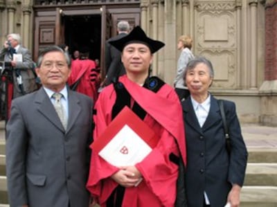 图片:王丹与父母亲合影 (记者何平)