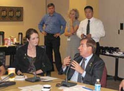 Dân Biểu Ed Royce (phải) trong một buổi hội thảo tại Đài Á Châu Tự Do. RFA PHOTO.