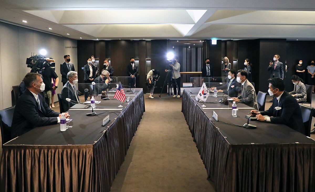 노규덕 한반도평화교섭본부장(오른쪽 두 번째)과 성 김 미국 대북특별대표(왼쪽 두 번째)가 23일 서울 중구 호텔 더 플라자에서 북핵수석대표 협의를 하고 있다.