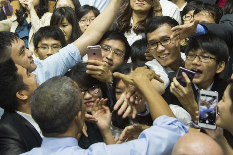 Tổng thống Mỹ Barack Obama bắt tay với khán giả sau khi phát biểu tại sự kiện Young Southeat Asia Leaders Initiativetại thành phố Hồ Chí Minh vào ngày 25 tháng 5 năm 2016.