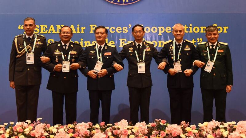 ၂၀၂၃ ခုနှစ်၊ စက်တင်ဘာလ ၁၃ ရက်နေ့ နေပြည်တော်မှာ ကျင်းပသည့် အာဆီယံလေတပ်ညီလာခံကို တက်ရောက်လာသည့် လေတပ်အကြီးအကဲများနှင့် စစ်ကောင်စီလေတပ် ဦးစီးချုပ် ဗိုလ်ချုပ် ထွန်းအောင်အား တွေ့ရစဉ်။ (Photo: Myanmar Military)