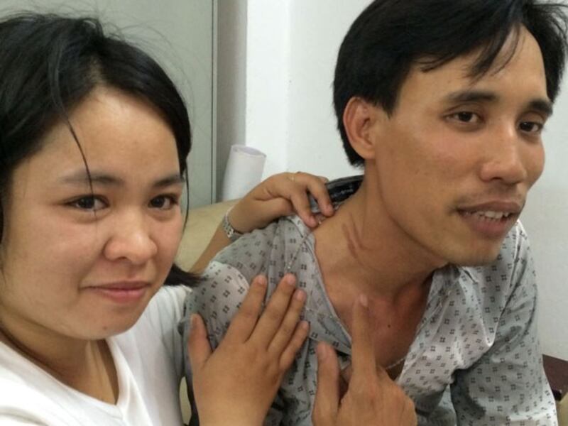 Hai thành viên của lao động Việt: Anh Hoàng Bình với vết thương trên cổ vì bị đánh và Cô Đỗ Thị Minh Hạnh.