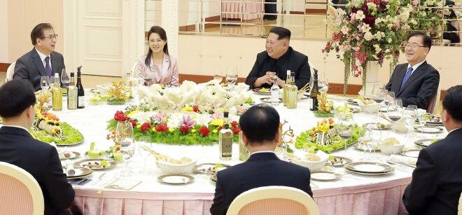 지난 2018년 3월일 평양에서 열린 만찬에서 김정은 북한 총비서와 부인 리설주가 당시 한국의 대북특사단과 환담하고 있다.