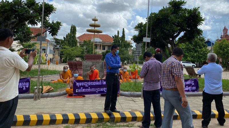 ក្រុមអាជ្ញាធរខេត្តបាត់ដំបង មករារាំងព្រះសង្ឃជាង ១០អង្គ ដែលសូត្រព្រះធម៌សម្ដែងមតិ នៅរសៀលថ្ងៃទី២២ ខែមិថុនា ឆ្នាំ២០២០ ទាមទារសិទ្ធិសេរីភាពពេញលេញសម្រាប់ព្រះសង្ឃចូលរួមធ្វើការងារនៅក្នុងសង្គម។