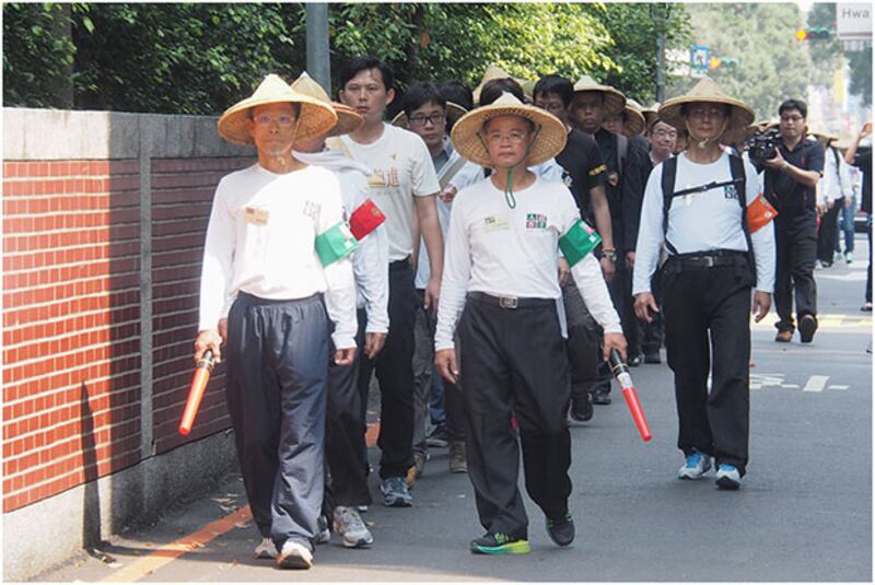 2015年3月18日,紀念太陽花運動的台灣民眾繞行立法院七圈。(粵語部記者鍾廣政攝)