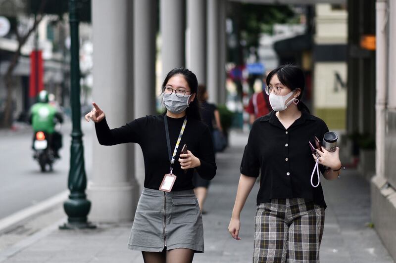 Hai cô gái Hà Nội mang khẩu trang trong mùa dịch. Ảnh chụp hôm 11/3/2020.