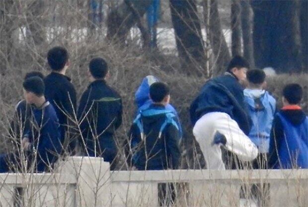 북한 청소년들이 거리를 걷고 있다.